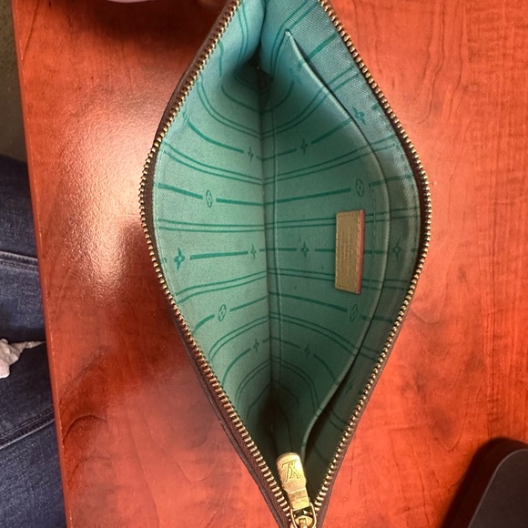 Louis Vuitton Wristlet GM - Picture 4 of 5